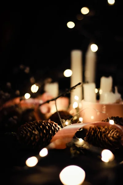 Decoraciones Navideñas Rosas Con Velas Cintas Rosas Ramitas Hierba Seca — Foto de Stock