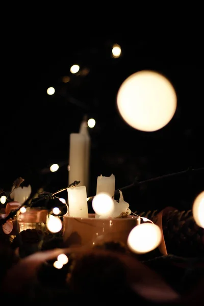 Decorações Natal Rosa Com Luz Velas Fitas Rosa Galhos Grama — Fotografia de Stock