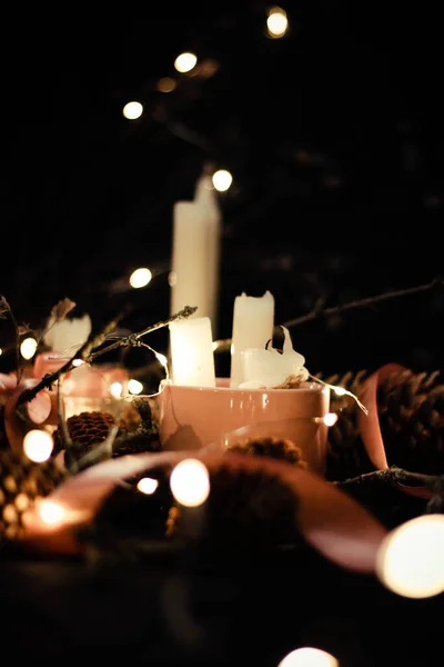 Mum Işığında Pembe Noel Süslemeleri Pembe Kurdeleler Dallar Kuru Çimenler — Stok fotoğraf