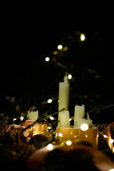 Decoraciones Navideñas Rosas Con Velas Cintas Rosas Ramitas Hierba Seca — Foto de Stock