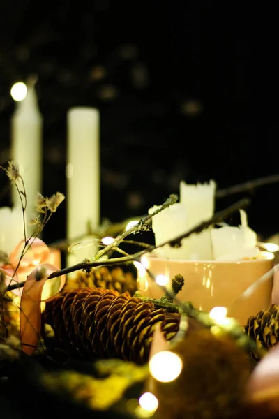 Mum Işığında Pembe Noel Süslemeleri Pembe Kurdeleler Dallar Kuru Çimenler — Stok fotoğraf