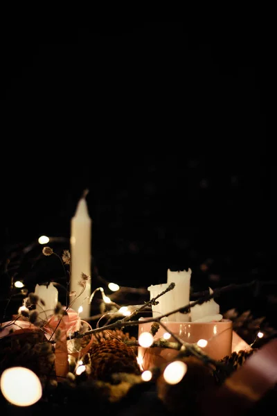 Decorațiuni Roz Crăciun Lumânări Panglici Roz Crengi Iarbă Uscată Inclusiv — Fotografie, imagine de stoc