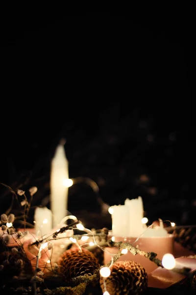 Mum Işığında Pembe Noel Süslemeleri Pembe Kurdeleler Dallar Kuru Çimenler — Stok fotoğraf