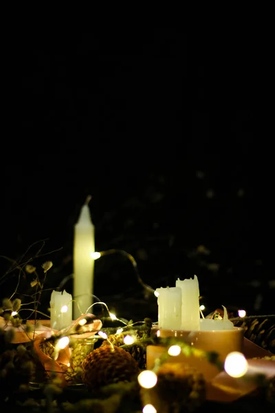 Rosafarbener Weihnachtsschmuck Mit Kerzenschein Rosa Bändern Zweigen Trockenem Gras Darunter — Stockfoto