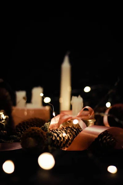 Rosafarbener Weihnachtsschmuck Mit Kerzenschein Rosa Bändern Zweigen Trockenem Gras Darunter — Stockfoto