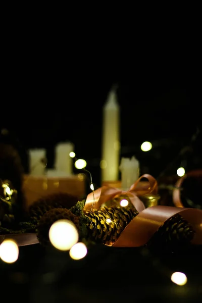 Decoraciones Navideñas Rosas Con Velas Cintas Rosas Ramitas Hierba Seca — Foto de Stock