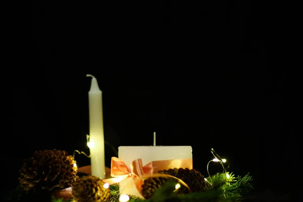 Siyah arka planda mumları olan pembe Noel süslemeleri — Stok fotoğraf