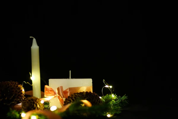 Розовые рождественские украшения со свечами на черном фоне — стоковое фото