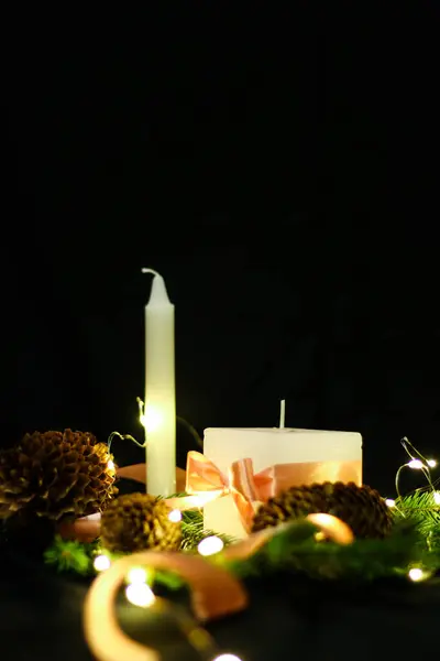 Rosa jul dekorationer med ljus på en svart bakgrund — Stockfoto
