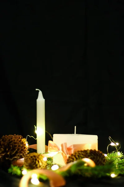Růžové vánoční dekorace se svíčkami na černém pozadí — Stock fotografie