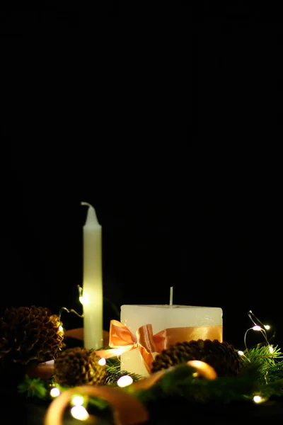 Decorazioni natalizie rosa con candele su sfondo nero — Foto Stock