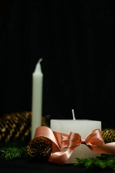 Siyah arka planda mumları olan pembe Noel süslemeleri — Stok fotoğraf