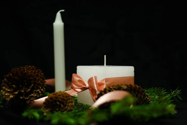 Decorazioni natalizie rosa con candele su sfondo nero — Foto Stock