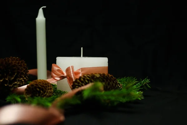 Decoraciones navideñas rosas con velas sobre fondo negro — Foto de Stock