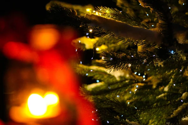 Árvore Natal Com Luzes Douradas Desfocadas Silhueta Ramo Abeto Fundo — Fotografia de Stock