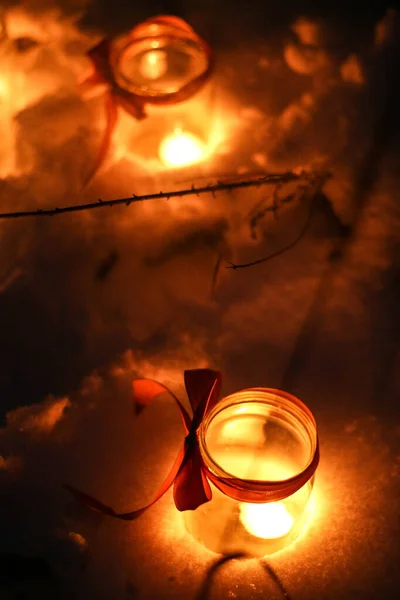 Una Pequeña Vela Arde Frasco Oscuridad Sobre Fondo Las Luces —  Fotos de Stock