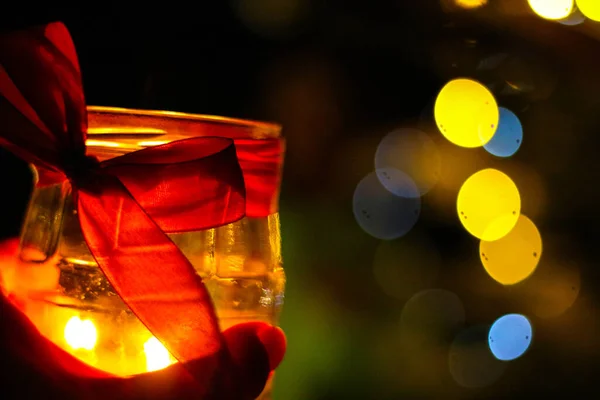 Ett Litet Ljus Brinner Burk Mörkret Mot Bakgrund Bokeh Lampor — Stockfoto