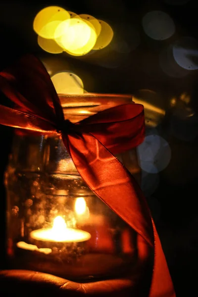 Ett Litet Ljus Brinner Burk Mörkret Mot Bakgrund Bokeh Lampor — Stockfoto