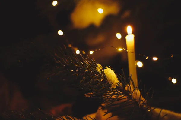 Altın Rengi Işıklarla Ladin Dalının Siluetiyle Noel Ağacı Yeni Yıl — Stok fotoğraf