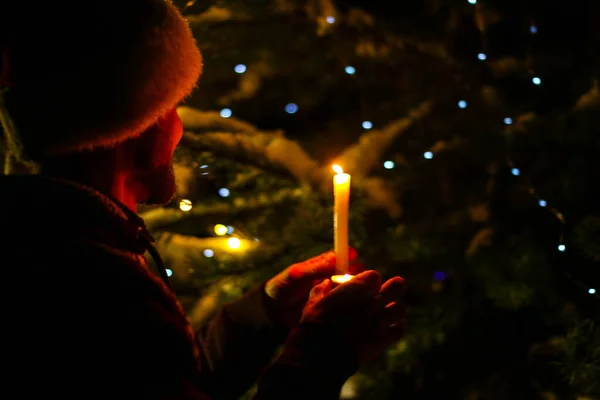 Albero Natale Con Luci Sfocate Oro Silhouette Ramo Abete Rosso — Foto Stock