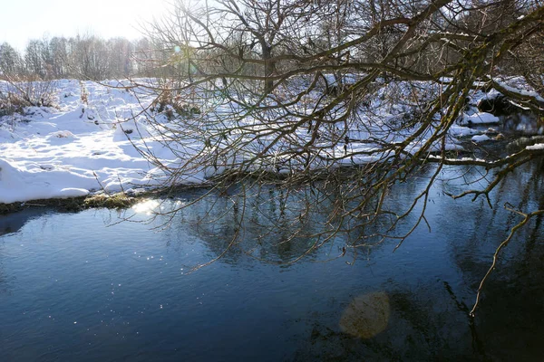 Śnieg Padający Rzekę Śnieżnymi Brzegami Gałęziami Drzew Nad Wodą Ukraina — Zdjęcie stockowe