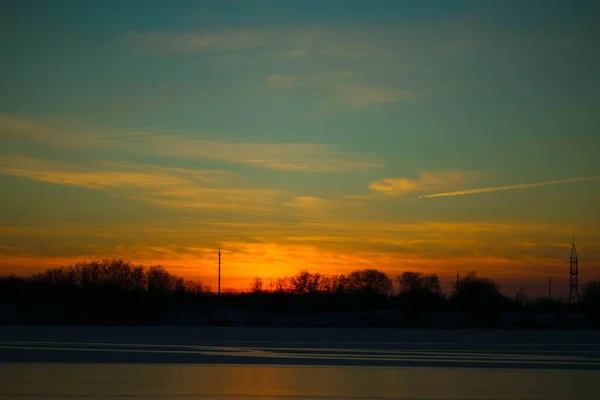 Západ Slunce Nad Zamrzlým Jezerem Rákosí Stromy Sníh Březích — Stock fotografie