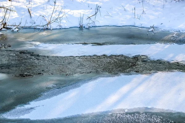 Śnieg Pada Rzece Śnieżnymi Brzegami Gałęziami Drzew Nad Wodą Słoneczny — Zdjęcie stockowe