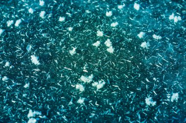 Kar ve buz dokusu, fotokopi spazmı ve buz kristalleri ile Ukrayna 'daki donmuş göl, Shostka