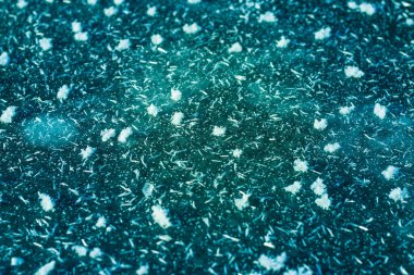 Kar ve buz dokusu, fotokopi spazmı ve buz kristalleri ile Ukrayna 'daki donmuş göl, Shostka