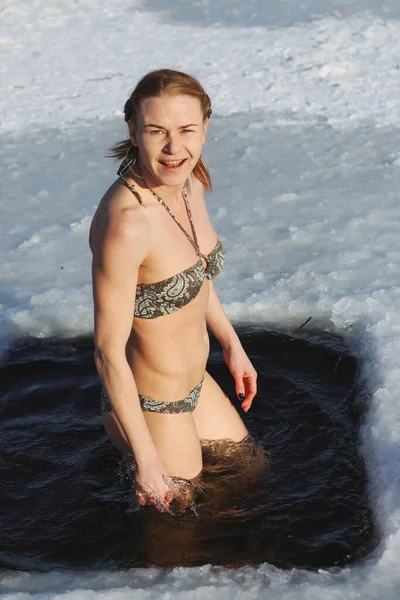 エピファニー フェスティバル 氷の少女の水着入浴ホール硬化 若い女性は ウクライナ 1月の氷の水に突入 — ストック写真
