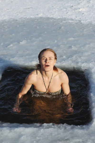 エピファニー フェスティバル 氷の少女の水着入浴ホール硬化 若い女性は ウクライナ 1月の氷の水に突入 — ストック写真