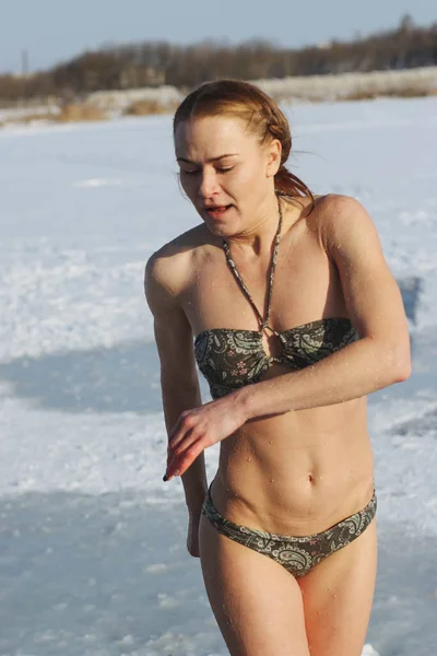 雪の上に冬のビキニの女性は 凍結湖 氷の水で泳ぐ前に ウクライナ1月 — ストック写真
