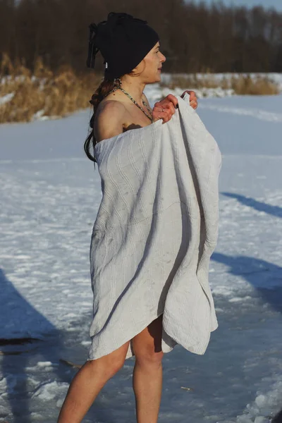 Mujer Bikini Invierno Nieve Lago Congelado Antes Nadar Agua Helada — Foto de Stock