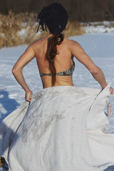 Mujer Bikini Invierno Nieve Lago Congelado Antes Nadar Agua Helada — Foto de Stock