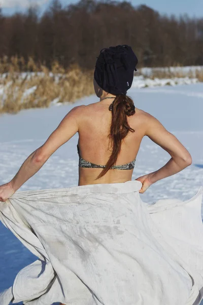 겨울에 비키니를 여성은 속에서 수영을 얼어붙은 호수에 있었습니다 우크라이나 — 스톡 사진