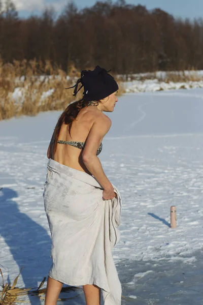 Mujer Bikini Invierno Nieve Lago Congelado Antes Nadar Agua Helada — Foto de Stock