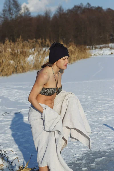 Frau Bikini Winter Auf Dem Schnee Zugefrorenem See Davor Nach — Stockfoto