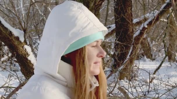 面白いとかわいい若い女性の肖像画,晴れた雪の冬の日に本物の人, — ストック動画