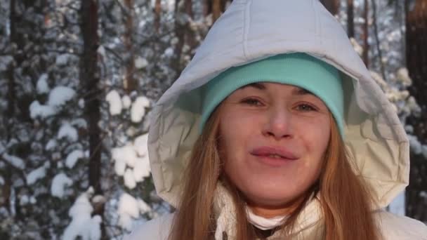 Portret van een grappige en leuke jonge vrouw, een echte echte persoon op een zonnige besneeuwde winterdag, — Stockvideo