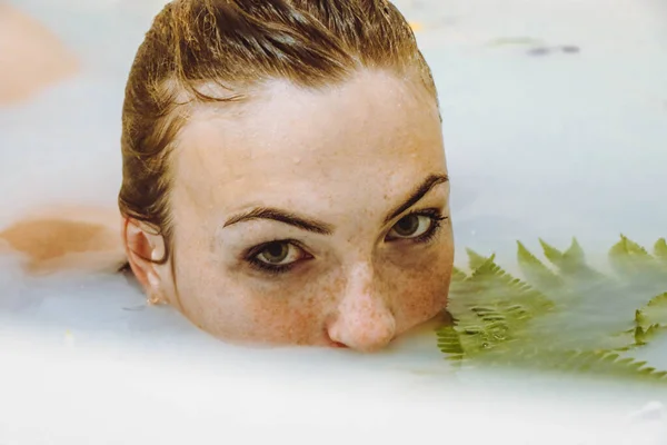 Piękna Dziewczyna Leżąca Kąpieli Mleczną Wodą Kwiatami Liśćmi Delikatne Spa — Zdjęcie stockowe