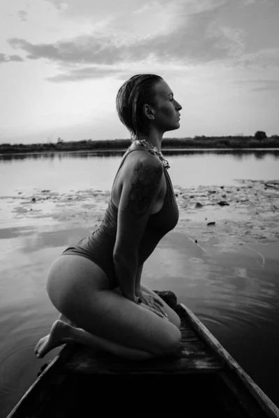 Portrait Beautiful Young Woman Swimsuit Beautiful Athletic Body Lake Boat — Stock Photo, Image