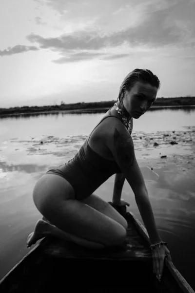 Portrait Beautiful Young Woman Swimsuit Beautiful Athletic Body Lake Boat — Stock Photo, Image