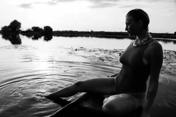 Porträt Einer Schönen Jungen Frau Einem Badeanzug Schönen Athletischen Körper — Stockfoto