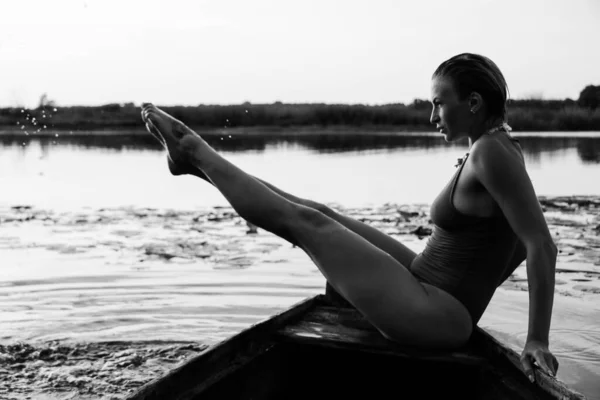 Retrato Uma Bela Jovem Mulher Maiô Belo Corpo Atlético Perto — Fotografia de Stock