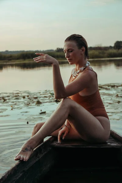 Retrato Una Hermosa Joven Con Pecas Ojos Verdes Traje Baño —  Fotos de Stock