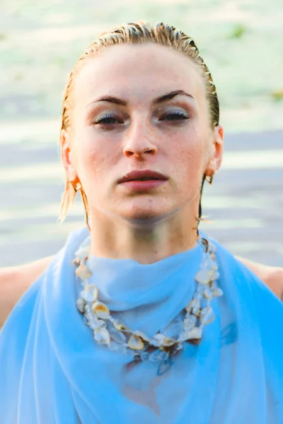 Портрет Красивой Молодой Женщины Воде Веснушками Зелеными Глазами Прекрасный Солнечный — стоковое фото