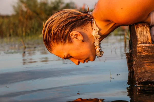 Young Beautiful Wet Woman Splashing Water Sunset Healthy Happiness Fun — Φωτογραφία Αρχείου