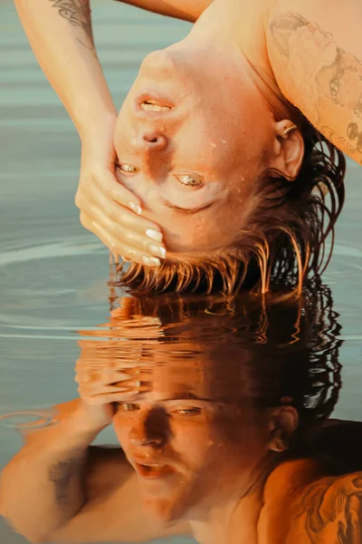 Young Beautiful Wet Woman Splashing Water Sunset Healthy Happiness Fun — ストック写真