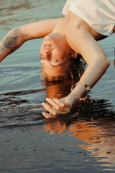 Young Beautiful Wet Woman Splashing Water Sunset Healthy Happiness Fun — Stockfoto