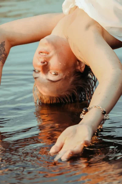 Young Beautiful Wet Woman Splashing Water Sunset Healthy Happiness Fun — Foto de Stock